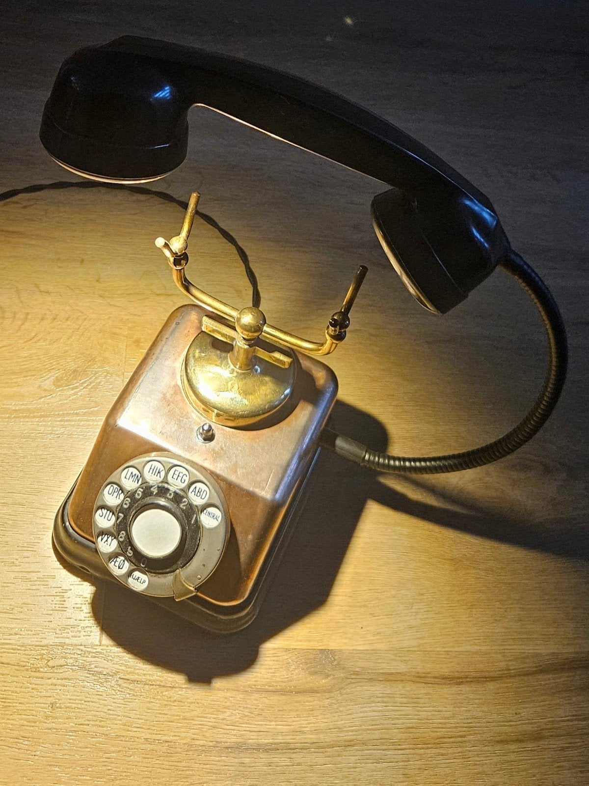 Unieke lamp gemaakt van retro telefoon met draaischijf, Goud, Ophalen of Verzenden, Zo goed als nieuw, Metaal