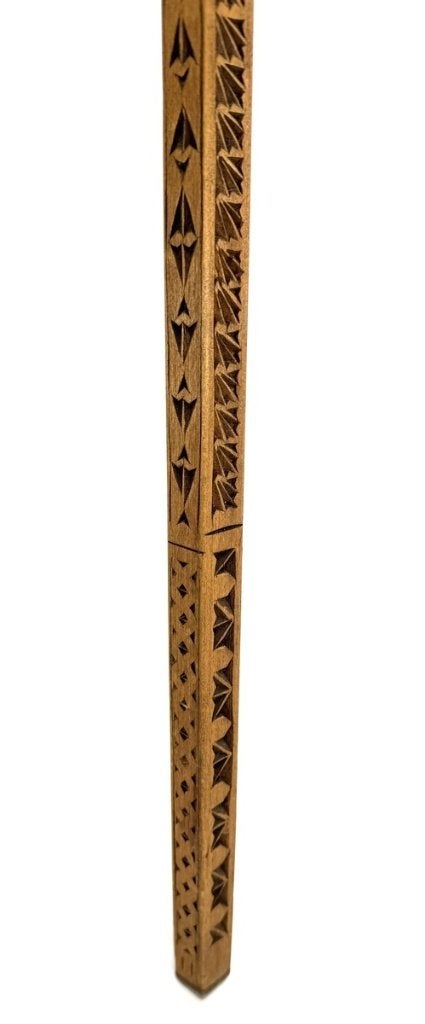 102. Houten meetstok– geometrisch snijwerk, 19e eeuw, Ophalen