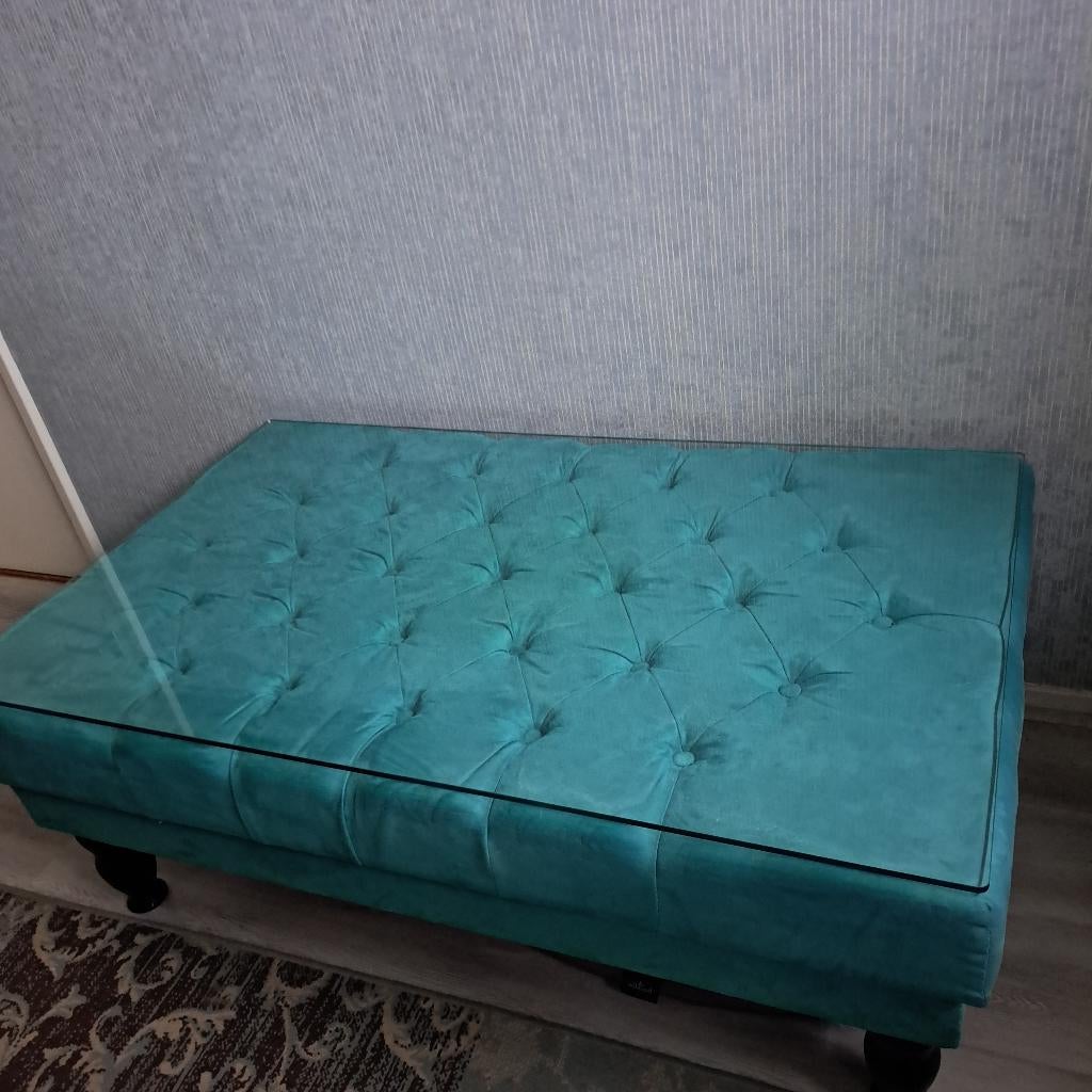 Turkoois kleurige gecapitonneerde salontafel met glasplaat., Ophalen, Overige materialen, 100 tot 150 cm, 50 tot 100 cm