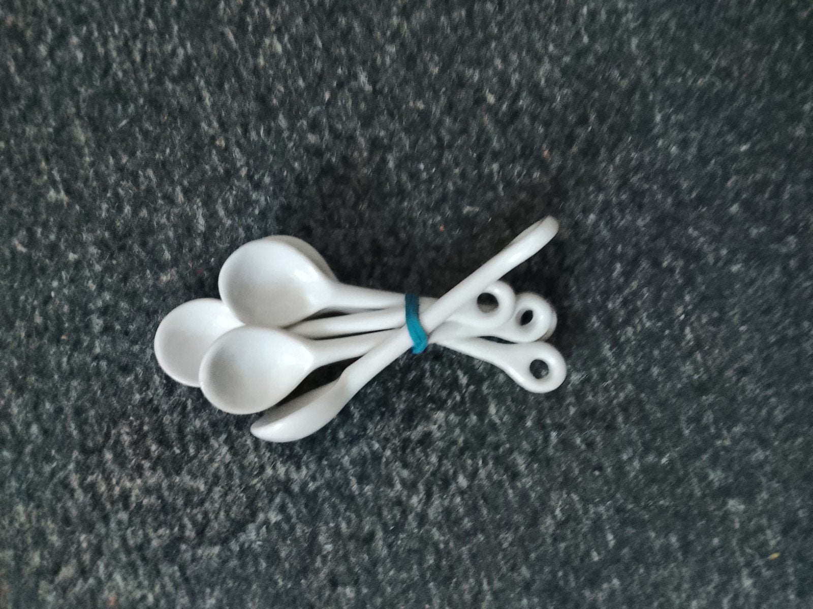 Eierlepelsetje., Ophalen