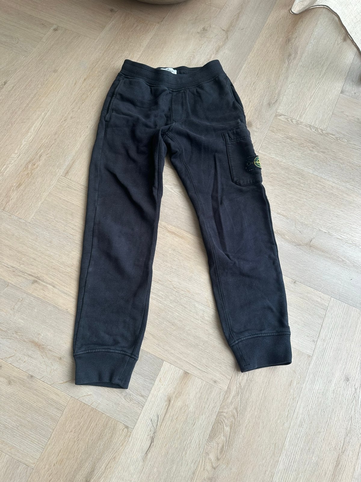 Stone Island Junior Joggingbroek Zwart Maat 142 (10 jaar), Ophalen of Verzenden, Gebruikt, Jongen, Broek