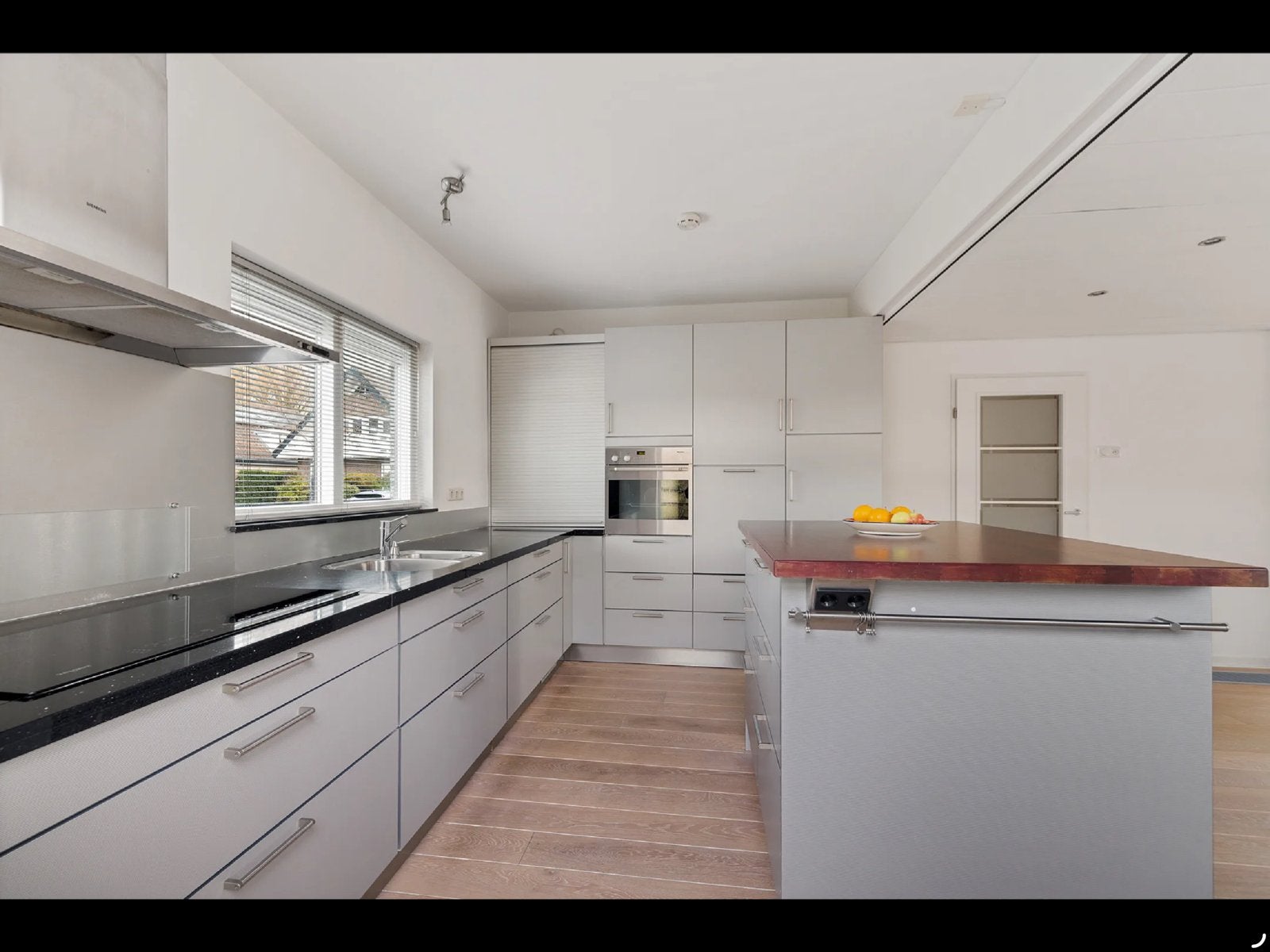 Moderne Hoekkeuken met Eiland en Siemens/Miele Apparatuur, Huis en Inrichting, Keuken | Complete keukens, Gebruikt, Hoekkeuken