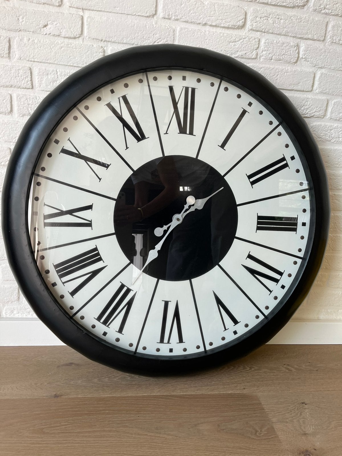 Wandklok met donkerbruine rand, Ophalen, Zo goed als nieuw, Wandklok