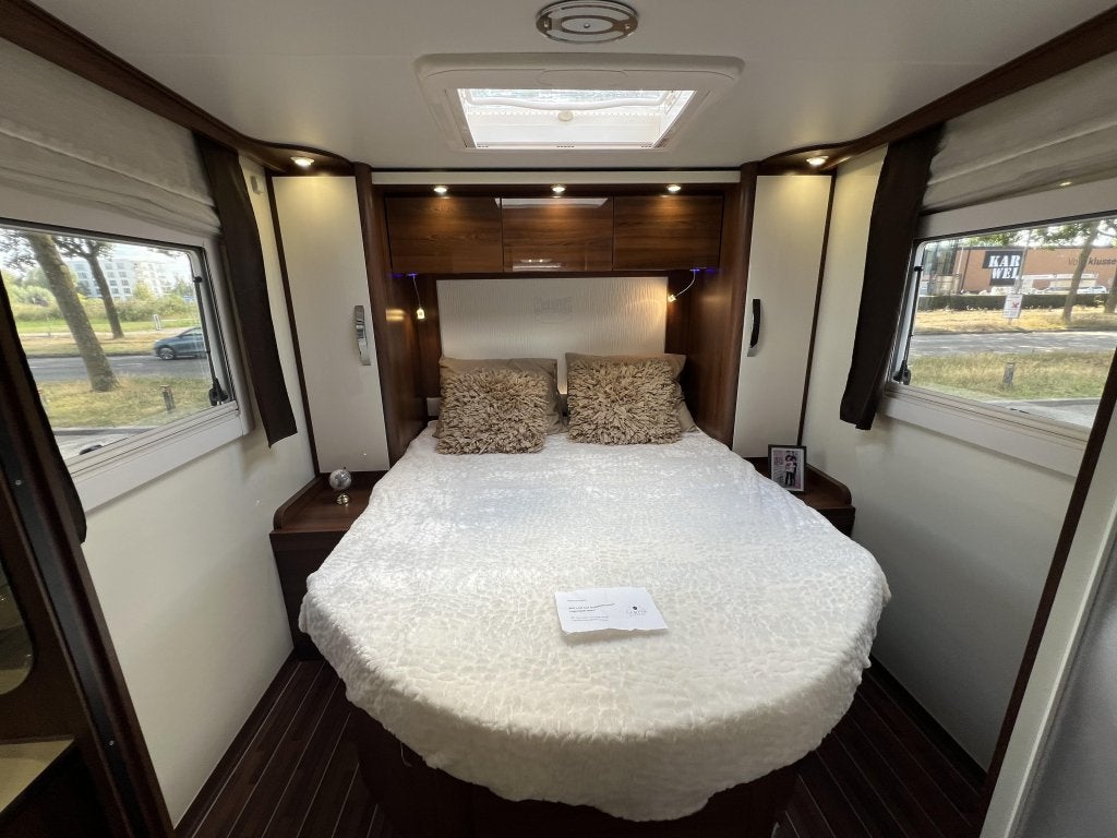 McLouis 72 KARAT QUEENSBED+HEFBED MAXXFAN BEARLOCK TREKHAAK, Caravans en Kamperen, Fiat, Bedrijf, Half-integraal, 7 tot 8 meter