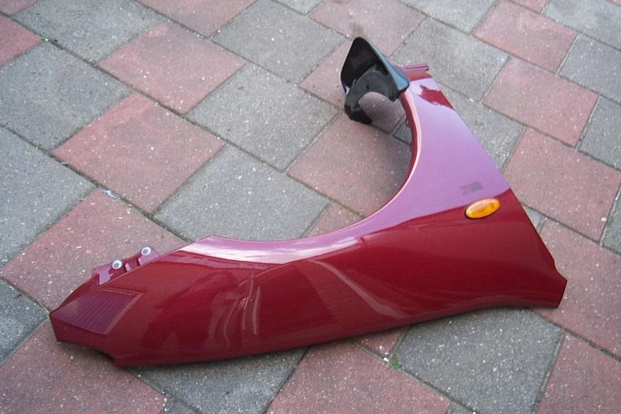 Goed spatbord MAZDA 323 coupe type BA (3drs) 1994/1999, Gebruikt, Voor, Ophalen of Verzenden, Spatbord