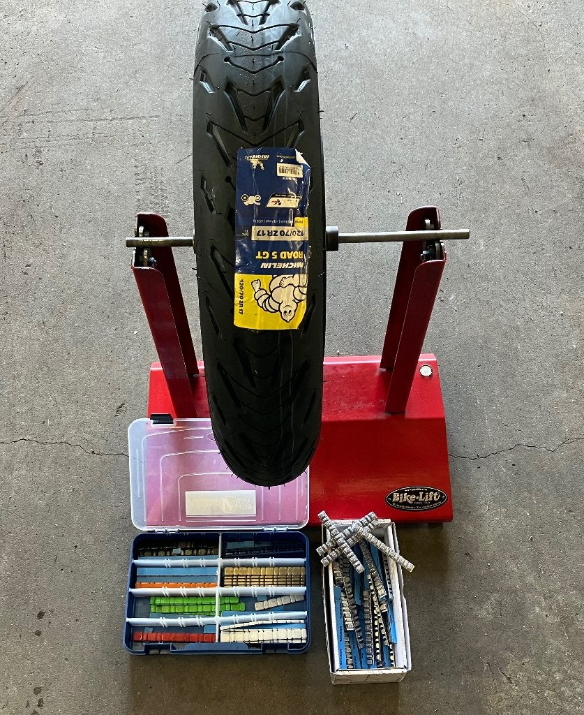 BIKE LIFT MOTOR BANDEN-WIELEN BALANCER + GEWICHTEN + CONEN, Ophalen, Gebruikt