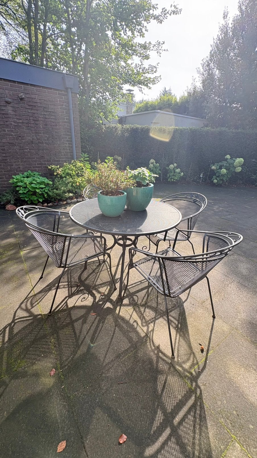 Tuinset:ronde  tafel met 4 stoelen.