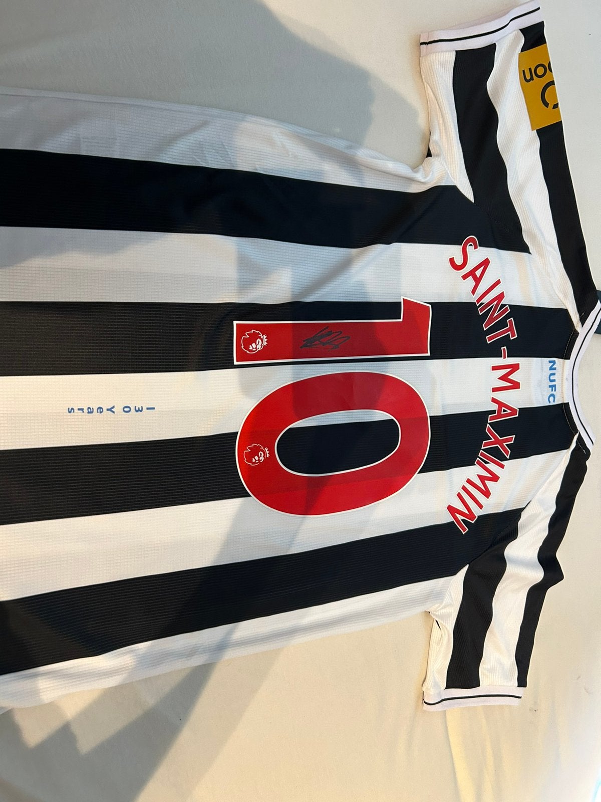 Gesigneerd Newcastle United Shirt 2022/23 – Saint-Maximin, Sport en Fitness, Voetbal, Maat M, Verzenden, Zo goed als nieuw, Shirt