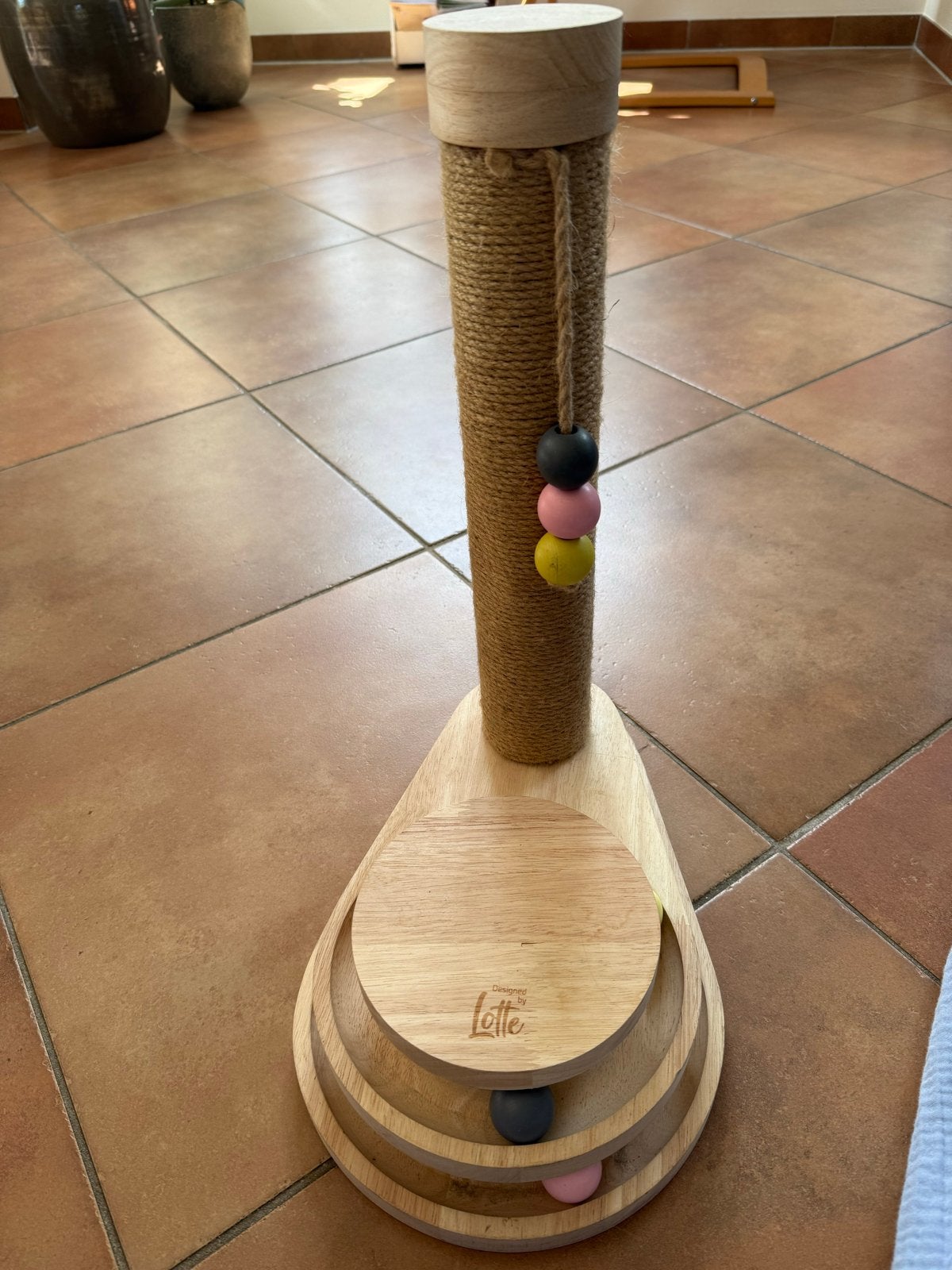 Designed by Lotte krabpaal met balletjes spel, Dieren en Toebehoren, Kattenspeelgoed, Ophalen of Verzenden, Zo goed als nieuw