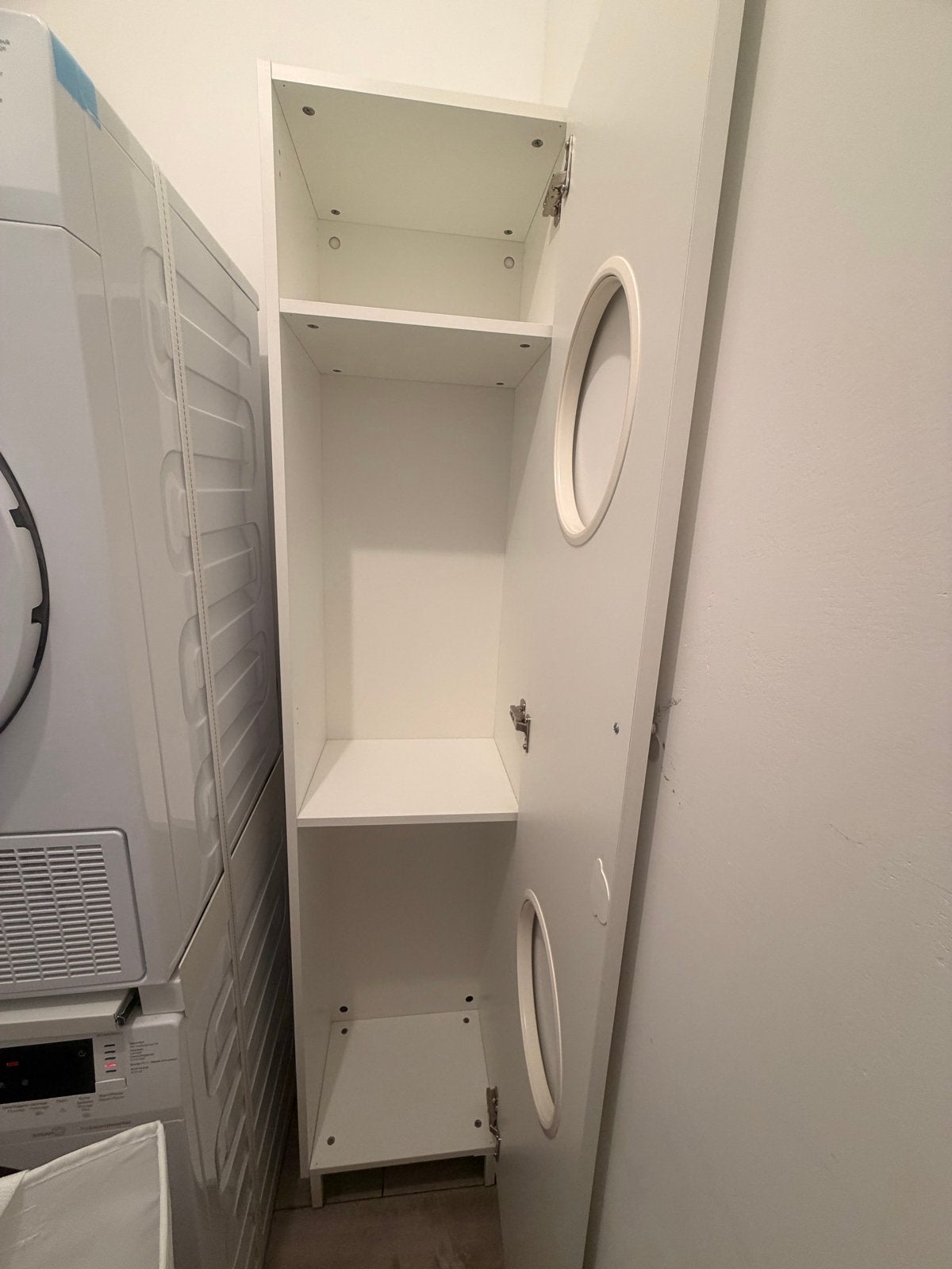 Witte smalle kast met ronde openingen, Ophalen, Gebruikt