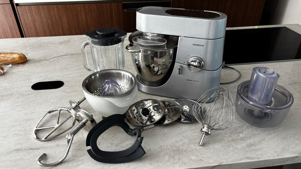 Kenwood Major Titanium Keukenmachine met Accessoires, Witgoed en Apparatuur, Ophalen, 4 liter of meer, Gebruikt, 3 snelheden of meer