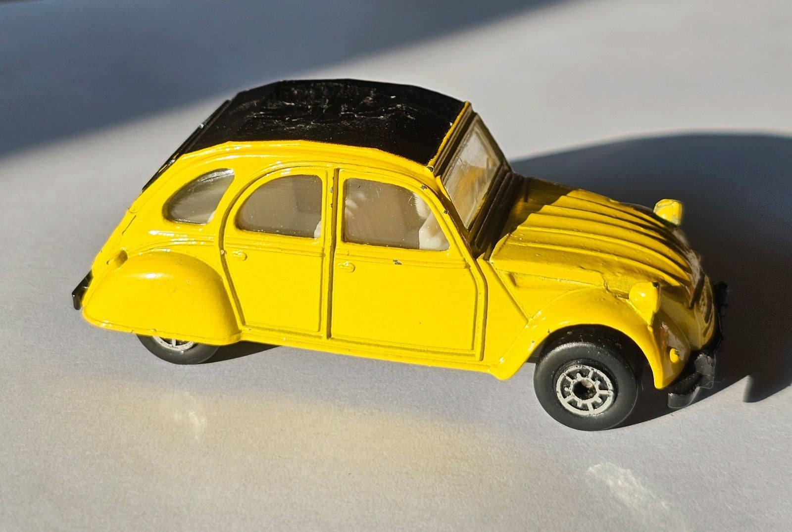 Modelauto - MC Toy Gele Citroën 2CV 'eend' vintage, Ophalen of Verzenden, Gebruikt, Auto