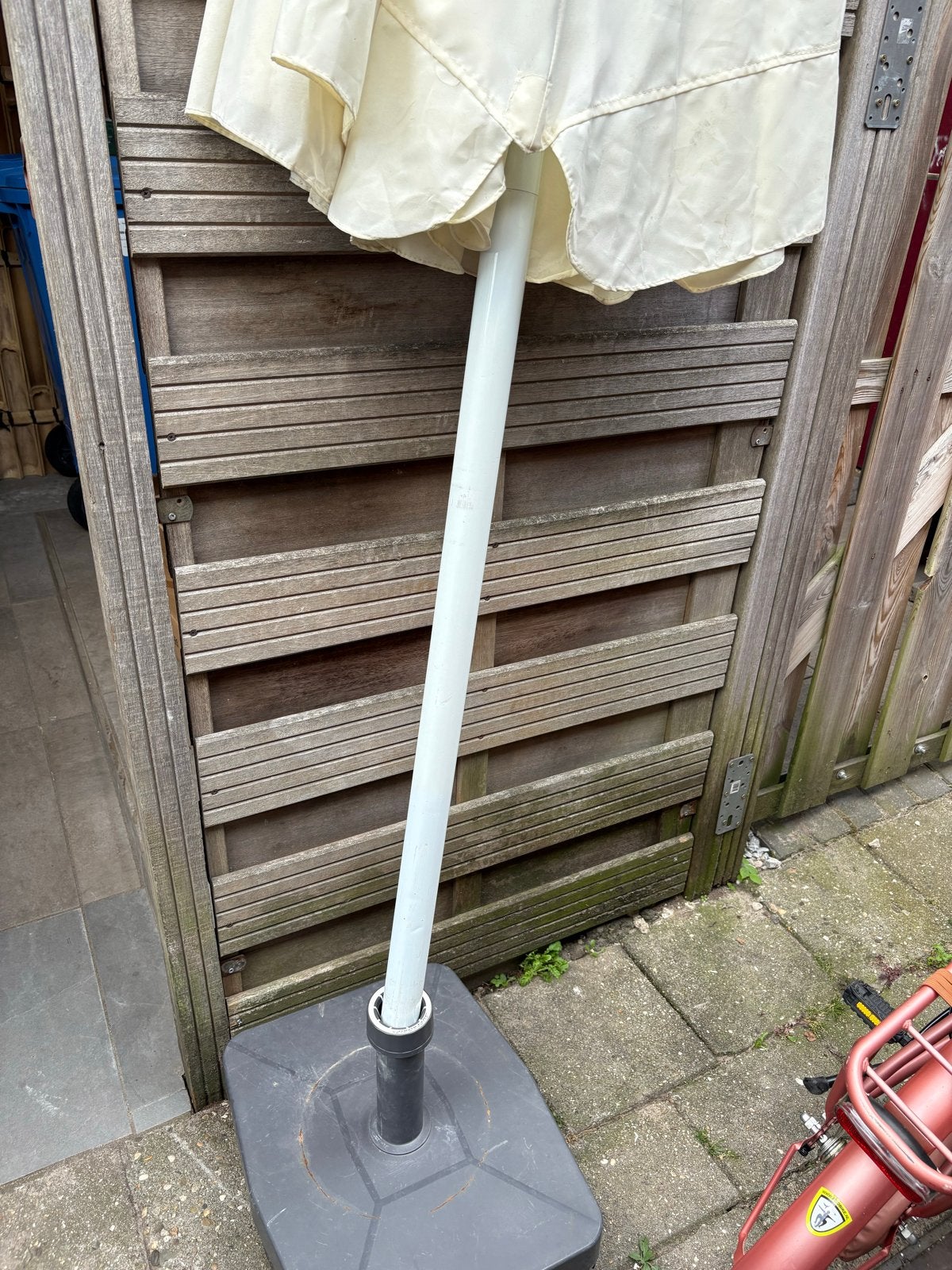 Parasol met voet - Crème kleurige stokparasol, Ophalen, Gebruikt, 2 tot 3 meter, Stokparasol