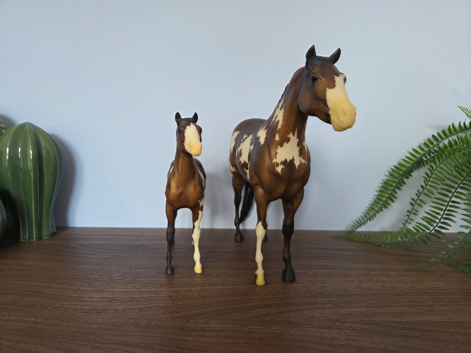 Breyer Traditional Overo Pinto Mare & Foal set | nr. 1446, Ophalen of Verzenden, Zo goed als nieuw, Paard, Beeldje of Figuurtje