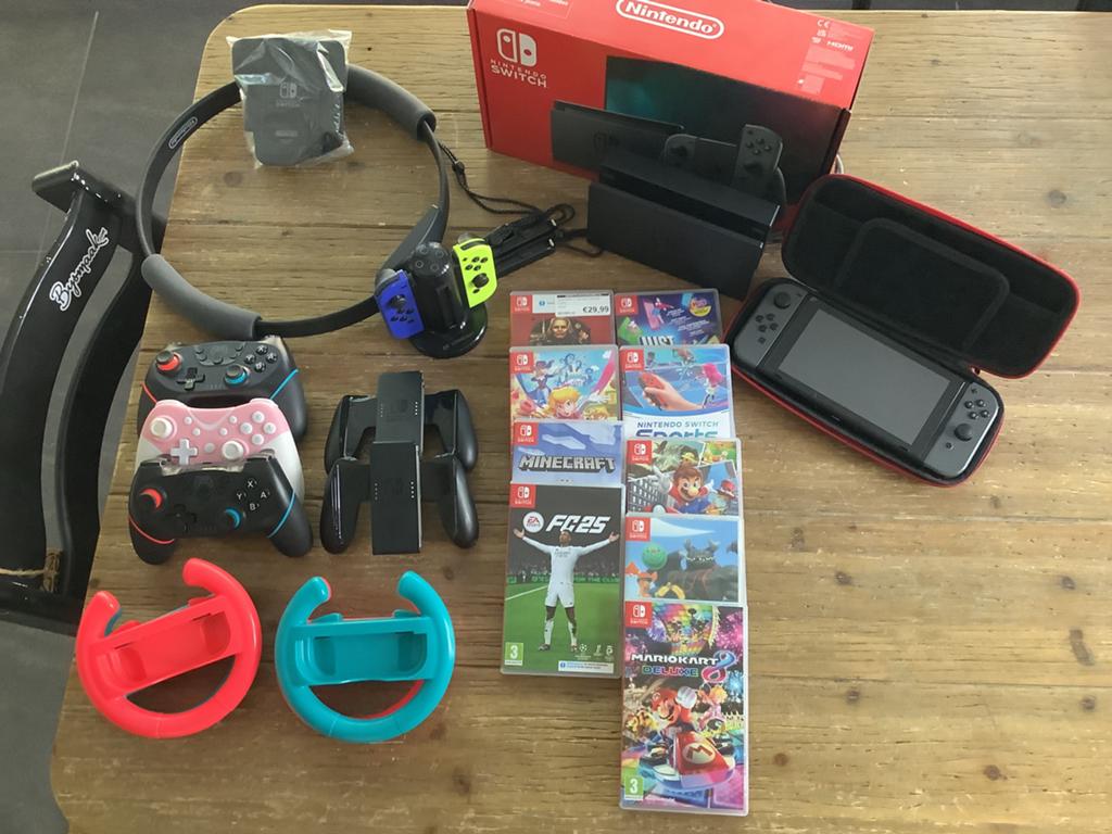 Nintendo Switch V2 met 9 games en veel accessoires, Spelcomputers en Games, Spelcomputers | Nintendo Switch, Zo goed als nieuw