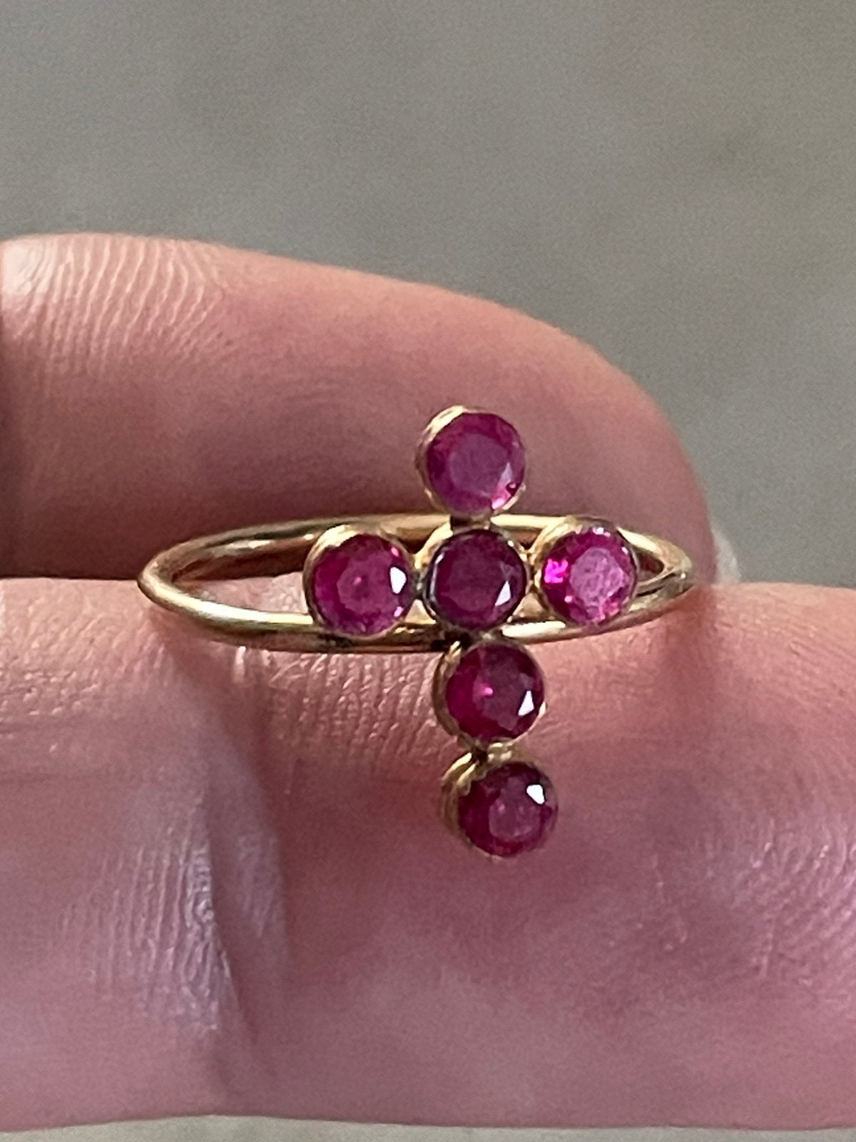 18 karaat gouden ring met rhodoliet edelstenen