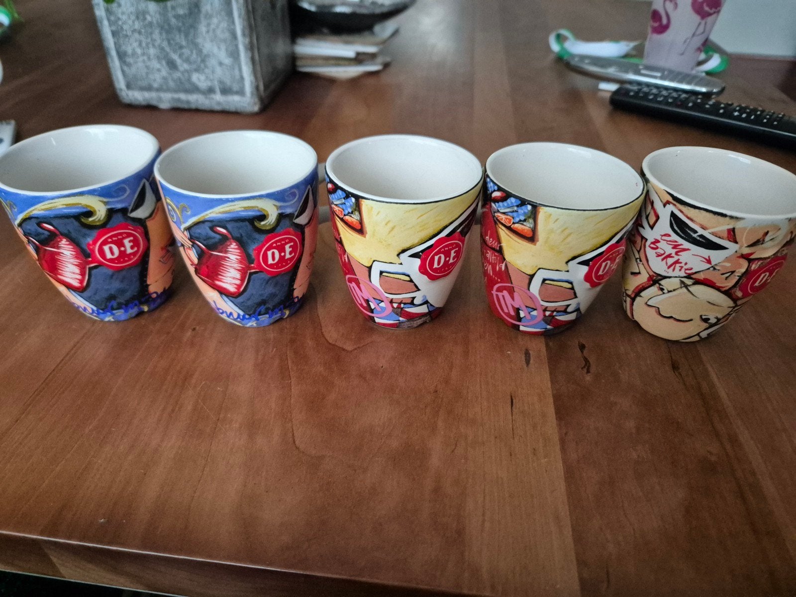 Set van 5 unieke Douwe Egberts Corneille espresso kopjes, Gebruikt, Keramiek, Ophalen of Verzenden, Modern