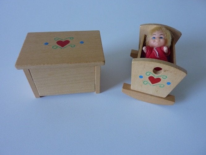 poppenhuis houten commode schommel bed popje deco hartje, Ophalen, Nieuw, Overige typen