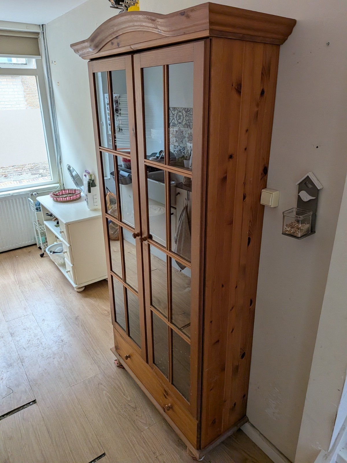 Houten vitrinekast met glazen deuren en lade, Ophalen, Gebruikt, Met deur(en), Glas