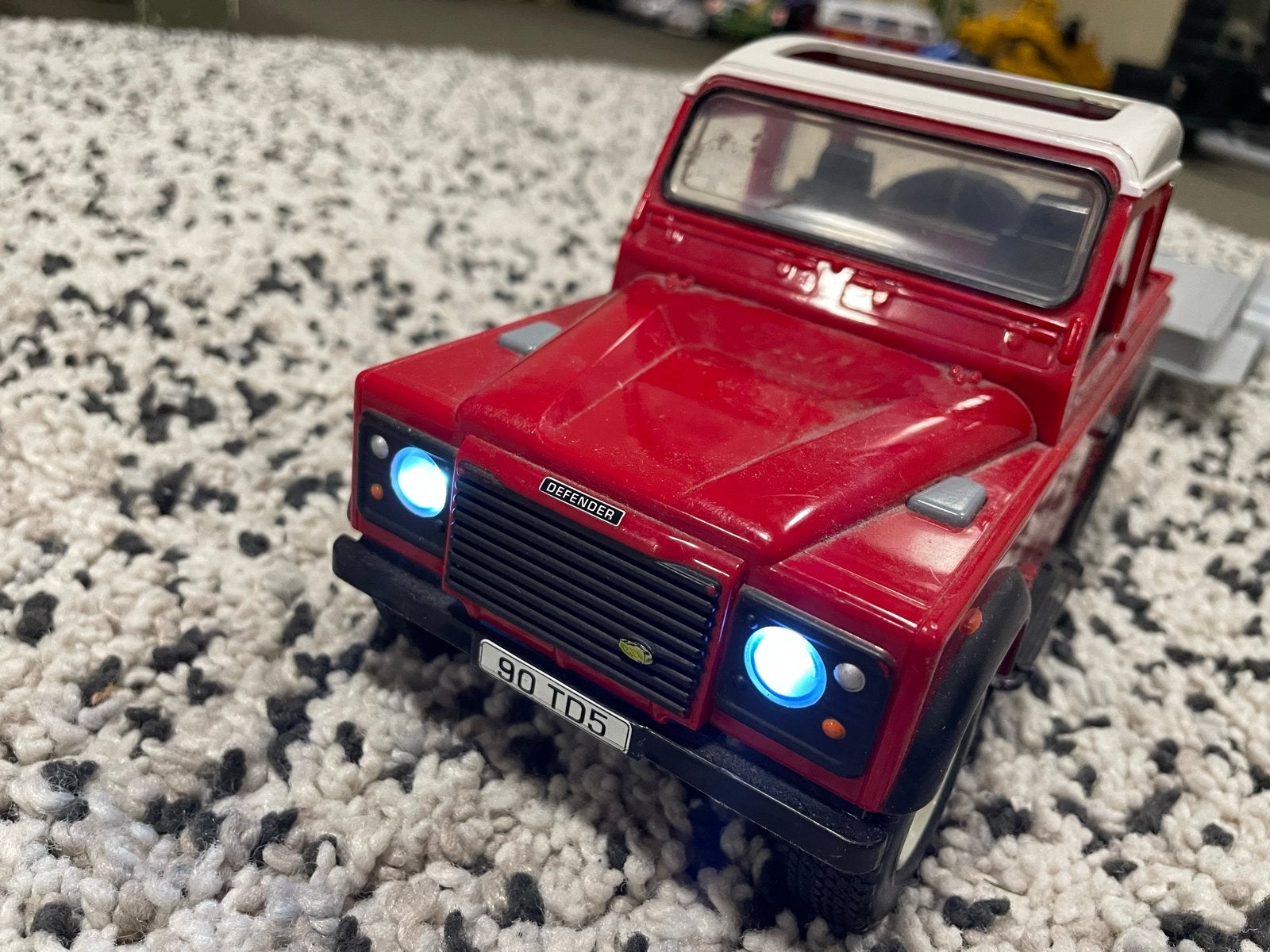 Rode speelgoedauto met aanhanger, geluid en werkende lichten, Ophalen of Verzenden, Zo goed als nieuw