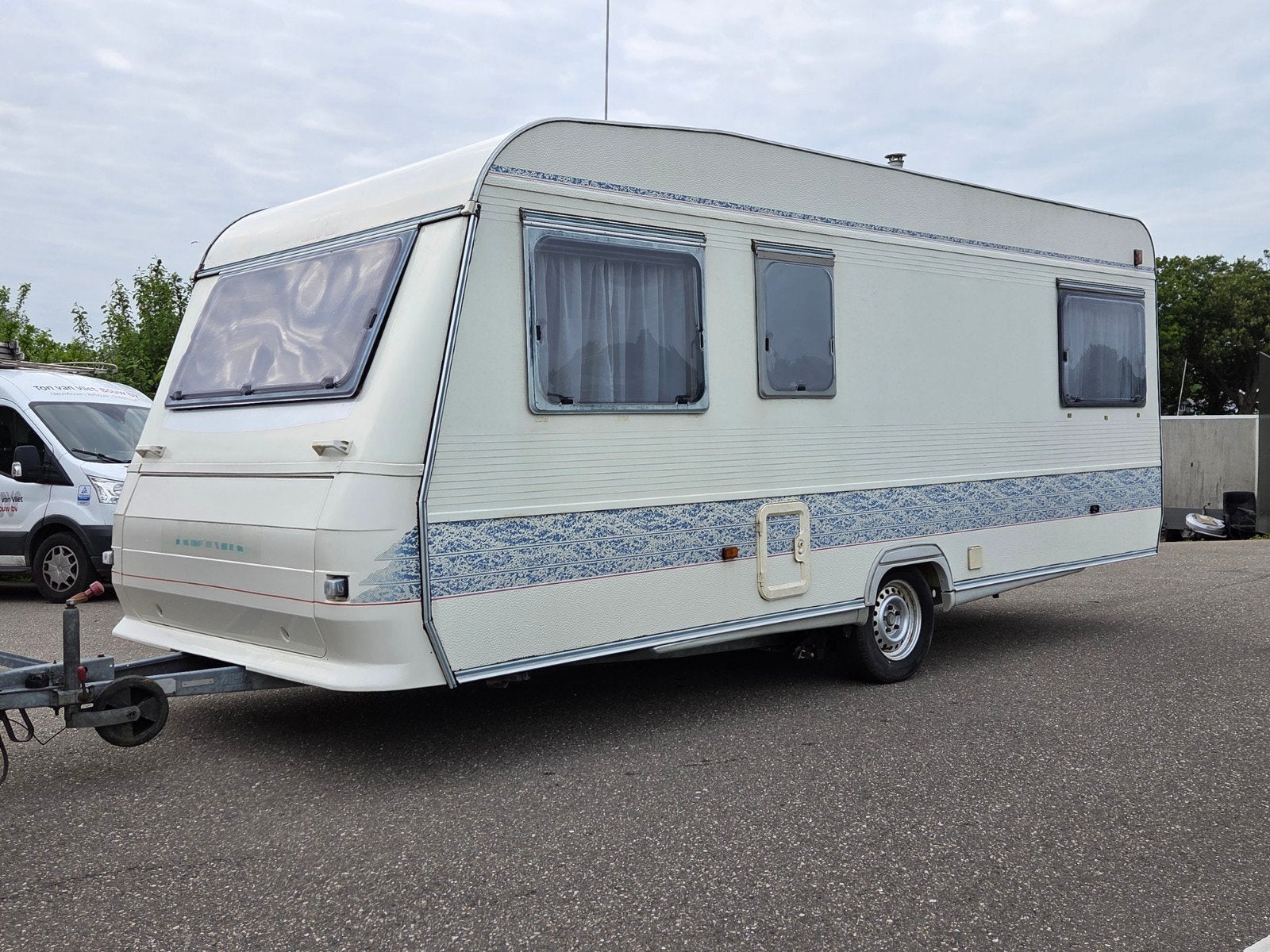 Nette Adria '97 type 5106DU incl mover voortent, nw vast bed, Rondzit, 2 aparte bedden, Kachel, 750 - 1000 kg
