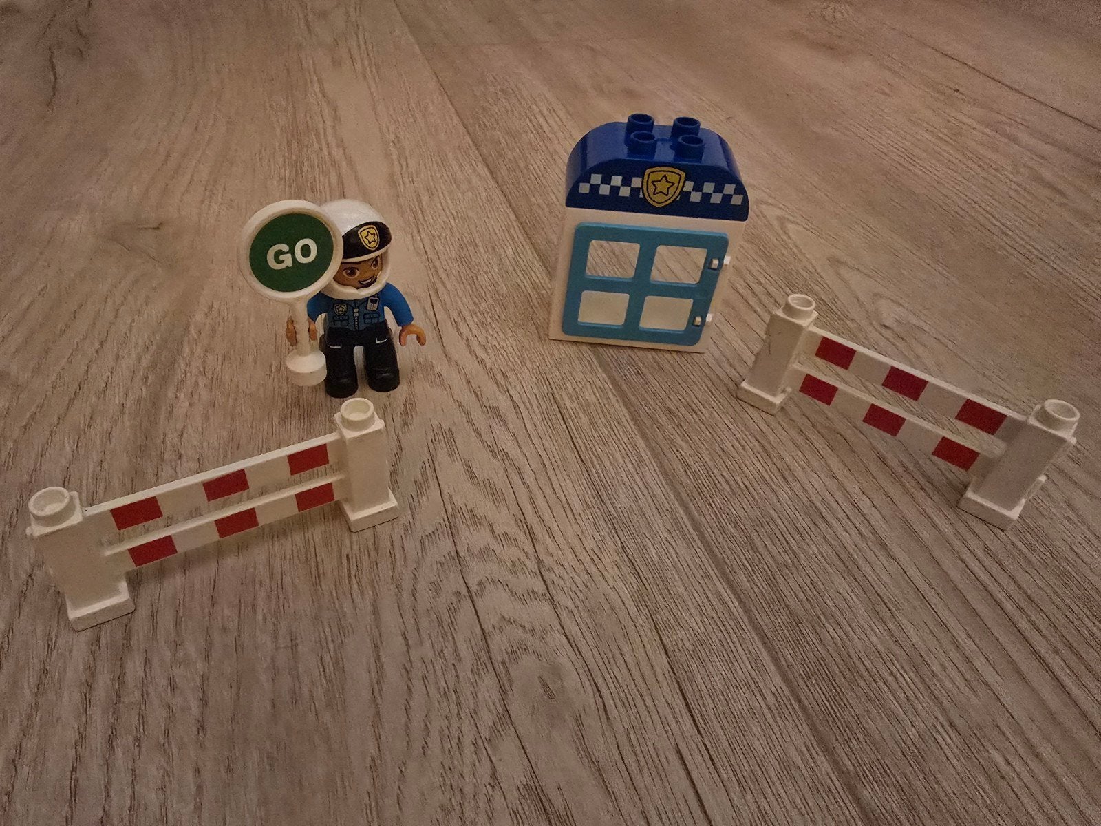 LEGO Duplo Politie set met agent en slagbomen, Inclusief minifiguren, Ophalen of Verzenden, Duplo, Complete set