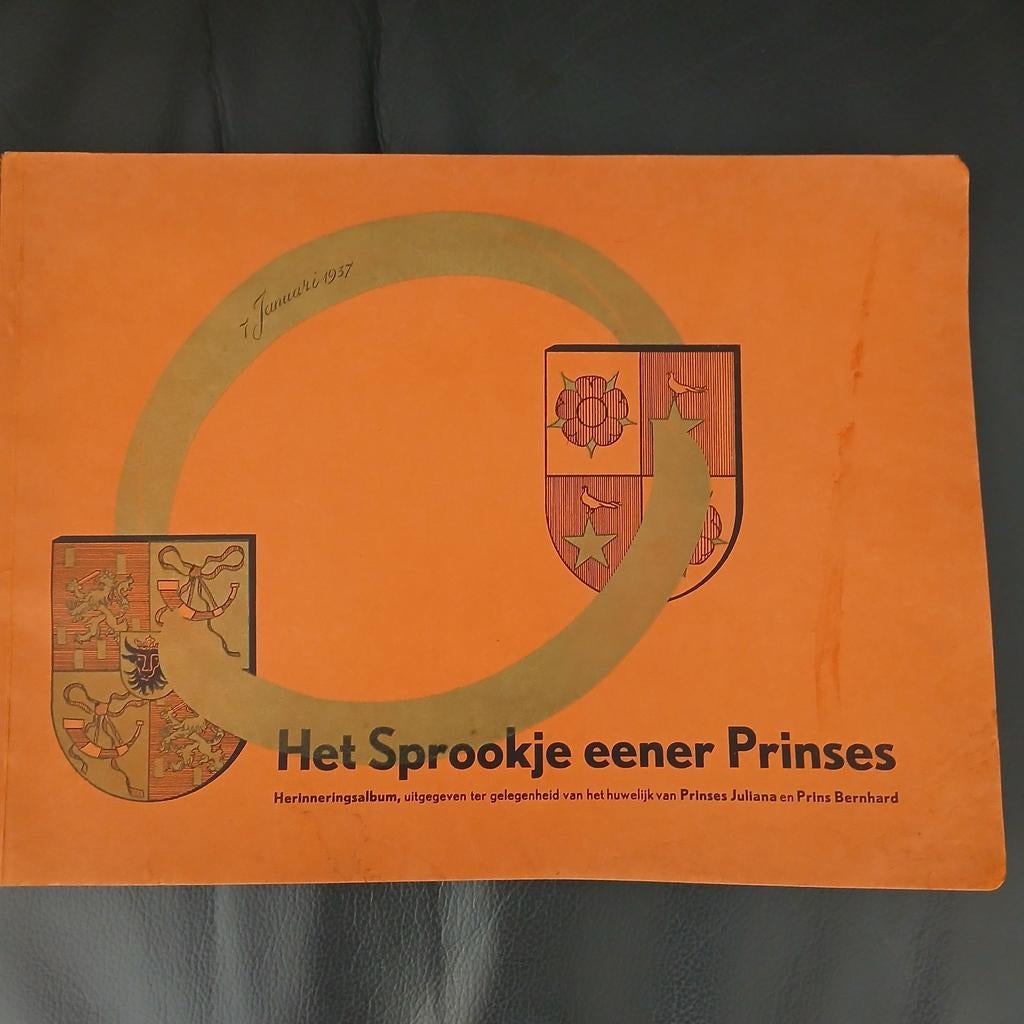 Het Sprookje eener Prinses - Huwelijk Juliana & Bernhard, Boeken, Catalogussen en Folders, Gelezen, Catalogus, Ophalen of Verzenden