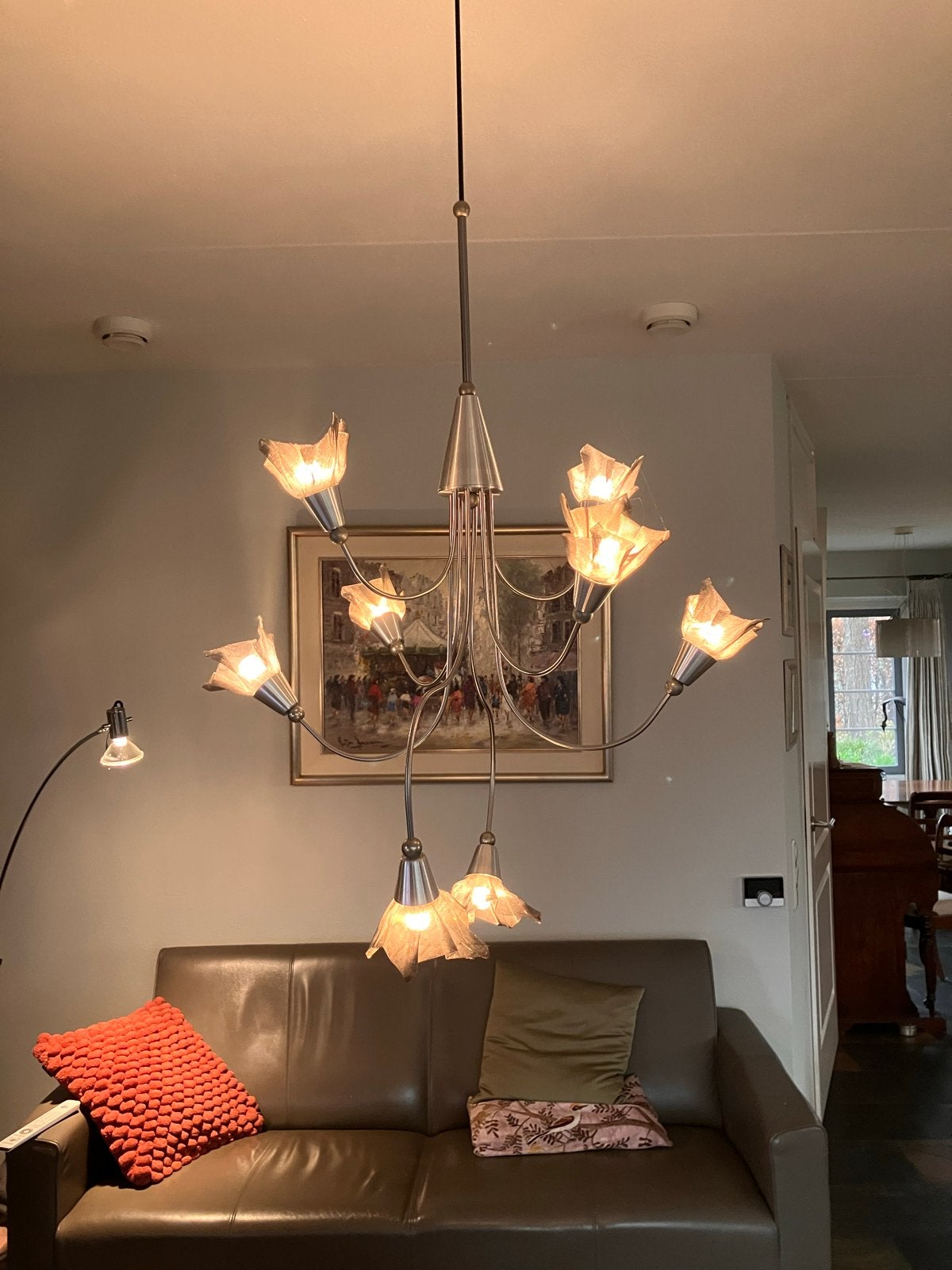 Moderne hanglamp met 8l lichtpunten en metalen kappen, Ophalen of Verzenden, Zo goed als nieuw, Metaal, E14 (klein)
