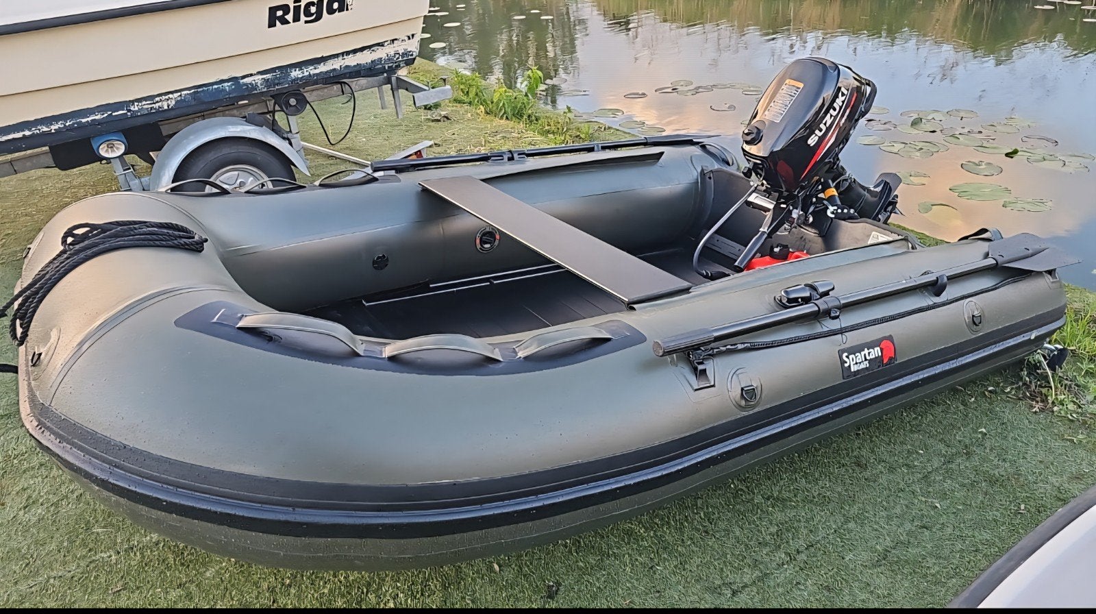 rubberboot met suzuki 6pk buitenboordmotor karpervissen, Aluminium, Ophalen of Verzenden, Peddels, 27 m