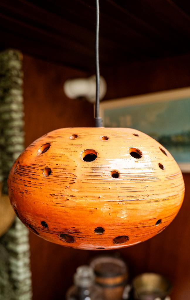 Vintage jaren '60 hanglamp - Oranje keramiek met gaten, Huis en Inrichting, Lampen | Hanglampen, Gebruikt, Minder dan 50 cm, Overige materialen