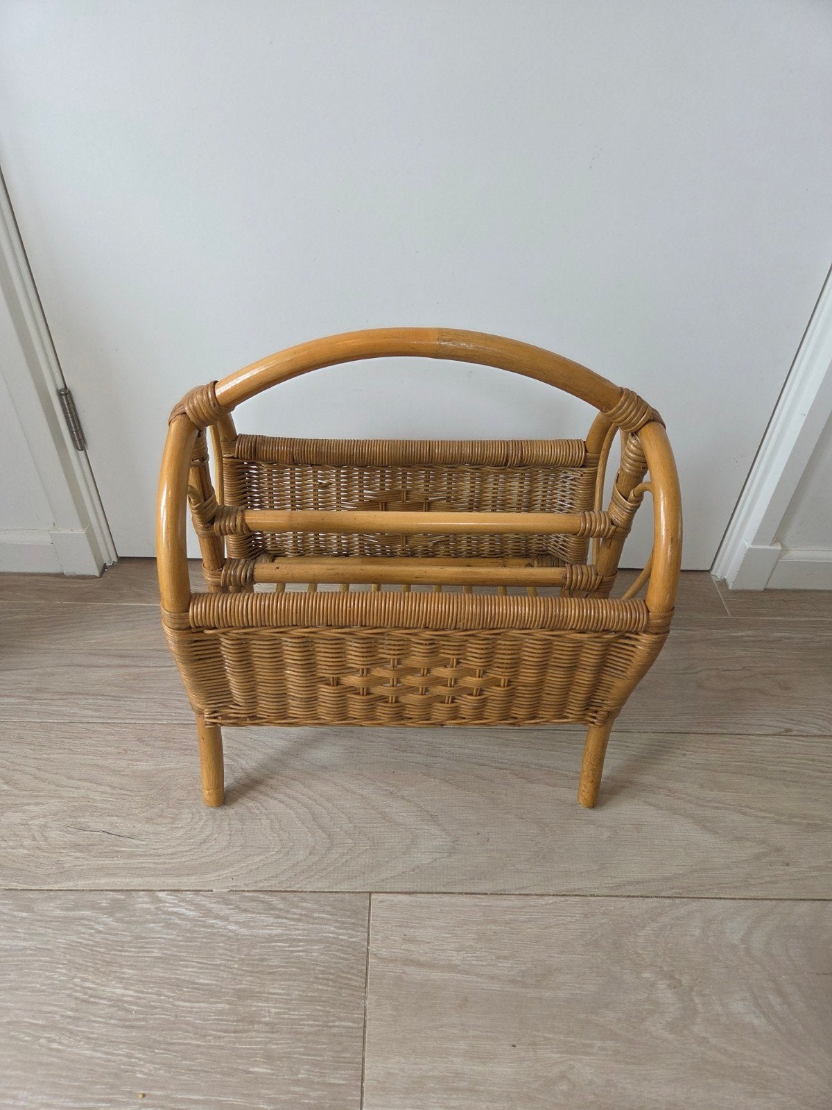 Vintage rotan tijdschriftenrek / Lectuur mand., Gebruikt, Natuurlijk materiaal, Lectuurbak, Vintage