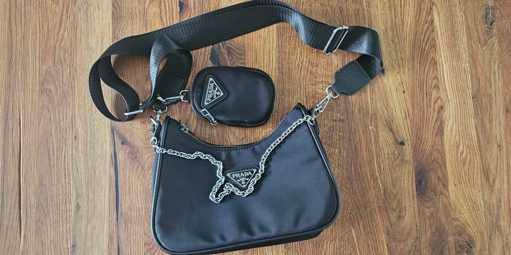 Prada Re-Edition 2005 Schoudertas met Portemonnee, Sieraden, Tassen en Uiterlijk, Tassen | Damestassen, Ophalen of Verzenden