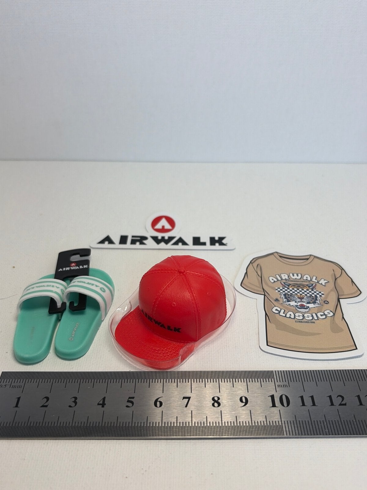 Airwalk Miniatuur Set: Slippers, Pet en T-shirt Sticker, Ophalen of Verzenden, Nieuw, Jongen of Meisje