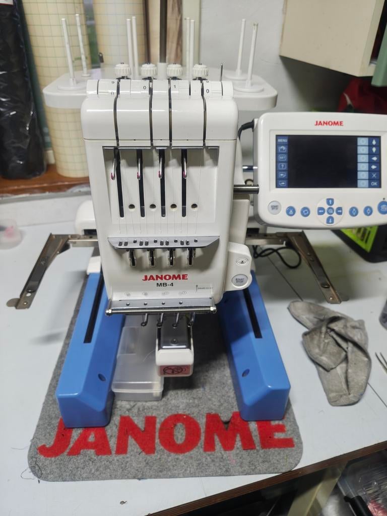 Janome MB-4 borduurmachine met 3 hoepels, Hobby en Vrije tijd, Naaimachines en Toebehoren, Ophalen, Gebruikt, Naaimachine, Janome