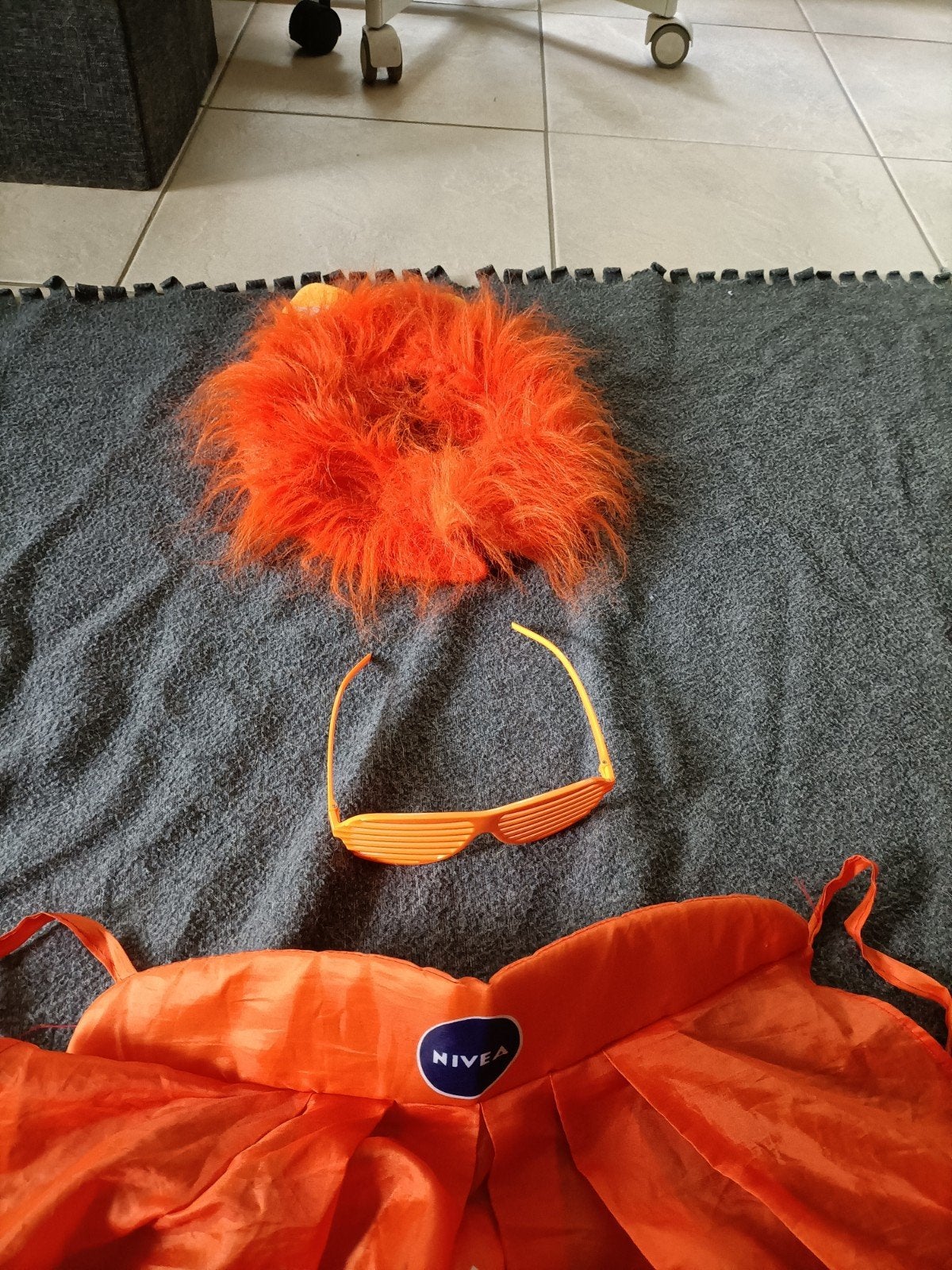 Oranje supporter set: cape, pruik en oranje bril, Ophalen of Verzenden, Zo goed als nieuw