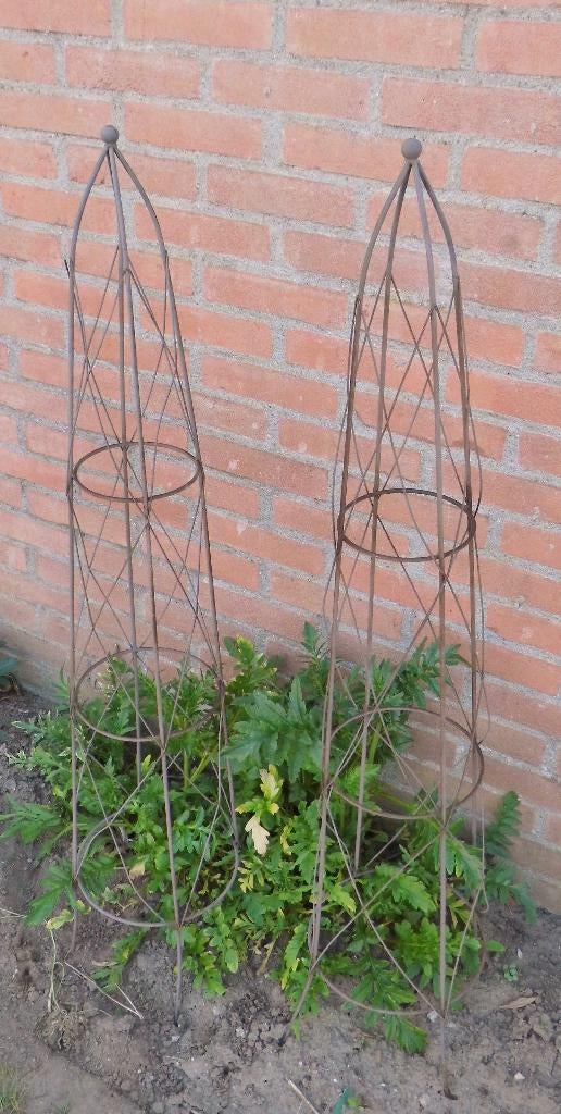 Twee plant pyramiden obelisken., Ophalen, Gebruikt