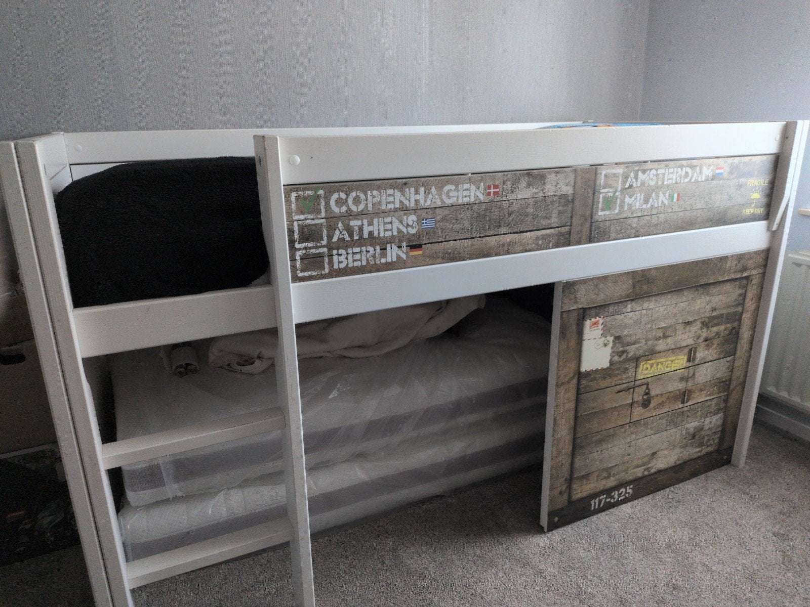 Wit hoogslaper met 'reiskist' design, Ophalen, 85 tot 100 cm, Gebruikt, Hoogslaper of Stapelbed