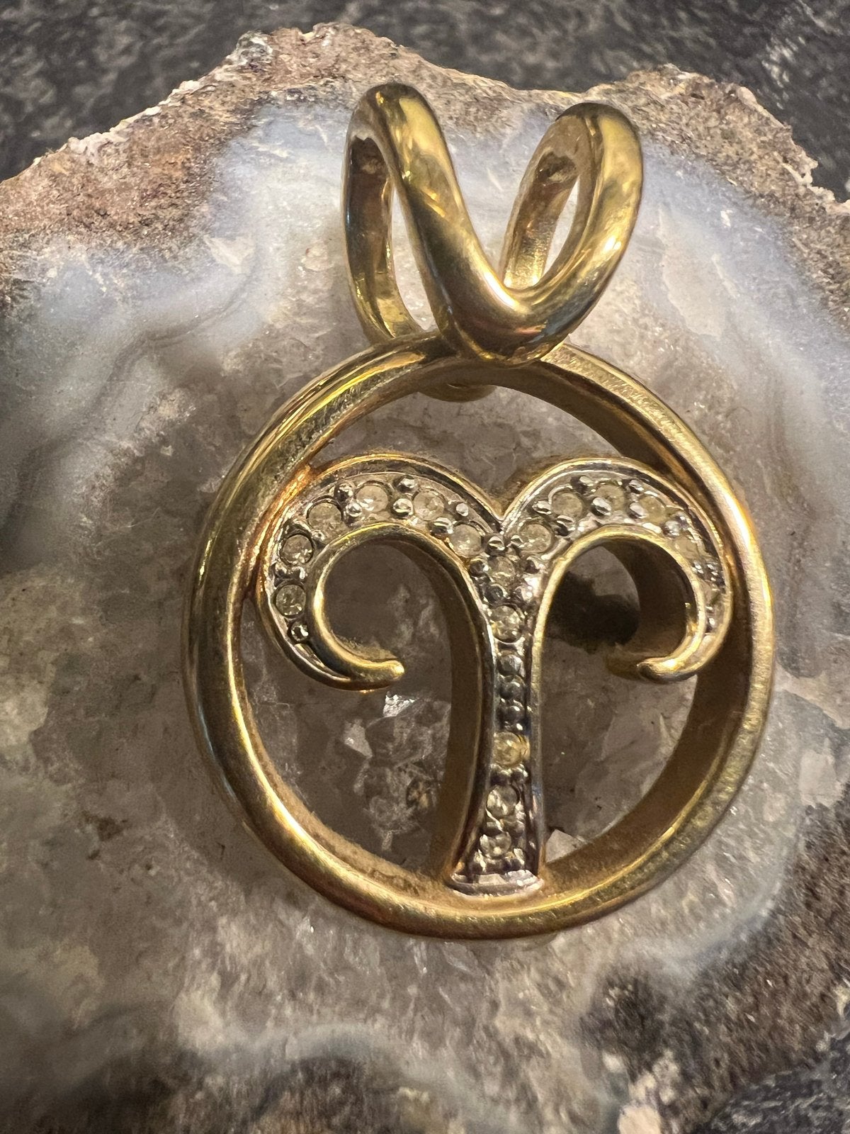 Pierre Lang Ram hanger met strass steentjes, Gebruikt, Overige voorstellingen, Ophalen of Verzenden, Goud