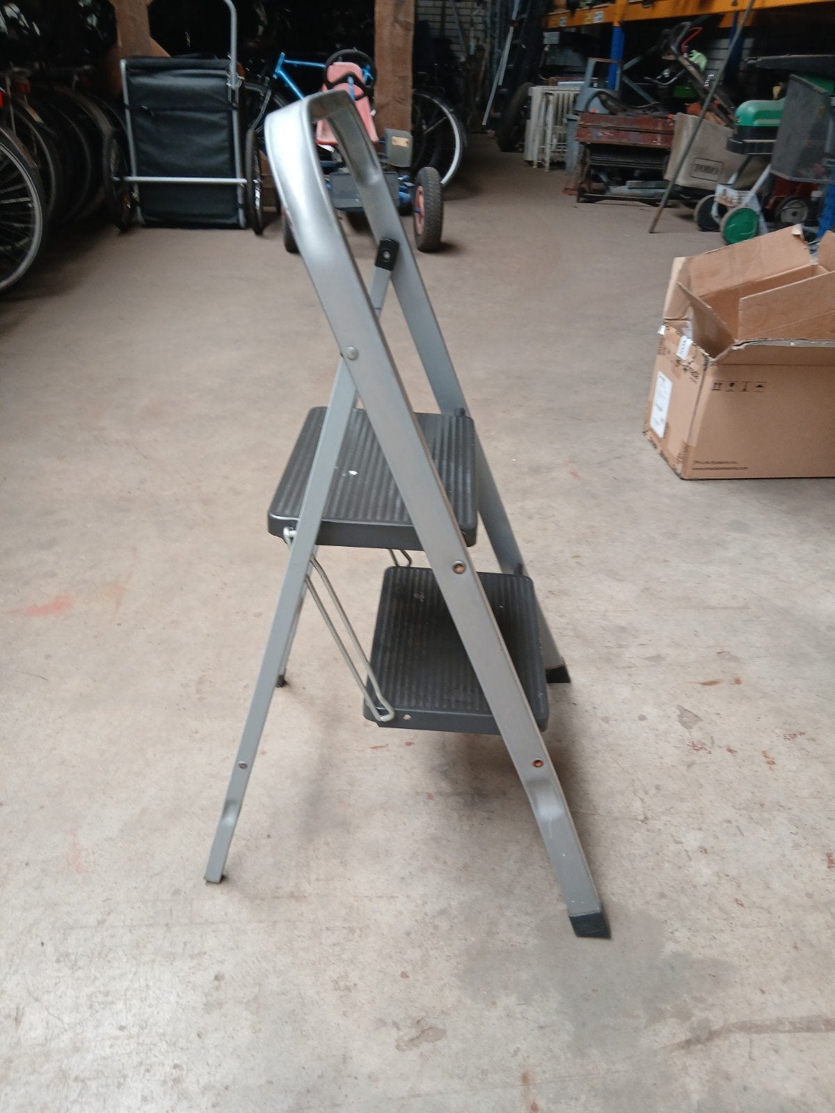 Handige opvouwbare trap met 2 treden, Doe-het-zelf en Verbouw, Ladders en Trappen, Ophalen, Gebruikt, Trap, Onbekend