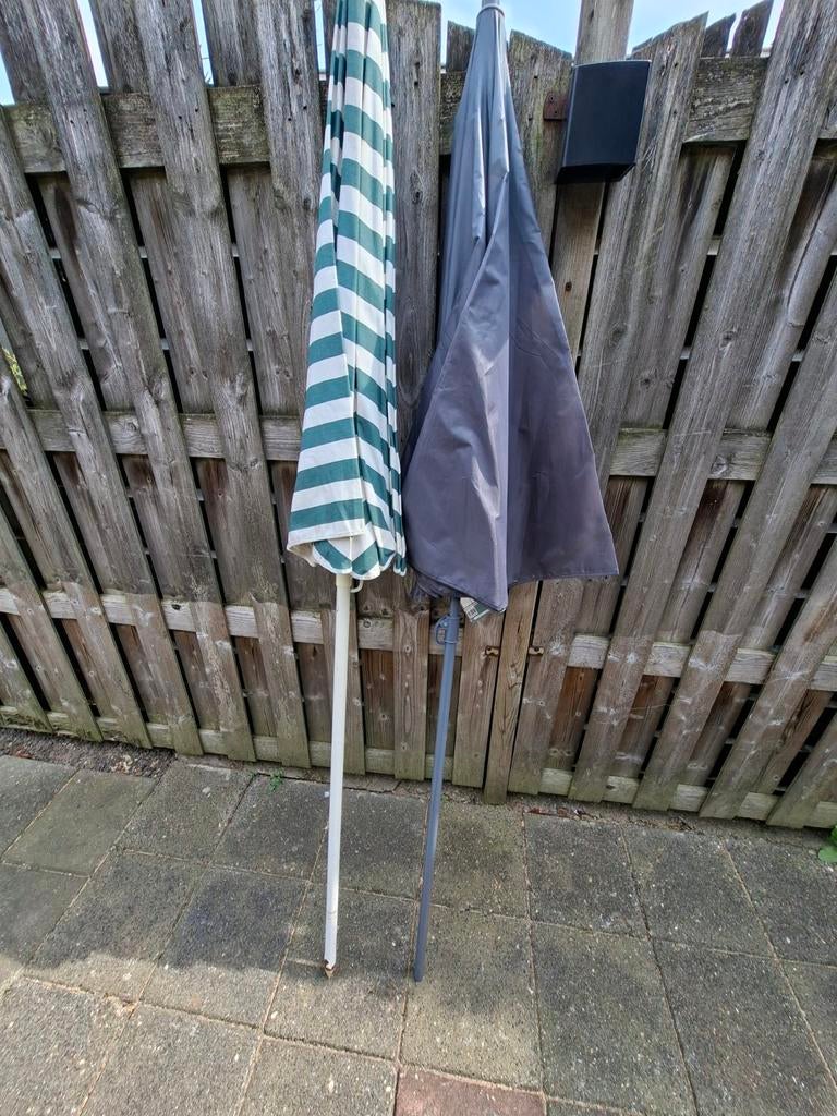 2 parasols met voet gevuld met zand, Ophalen, Gebruikt, Kantelbaar, 1 tot 2 meter