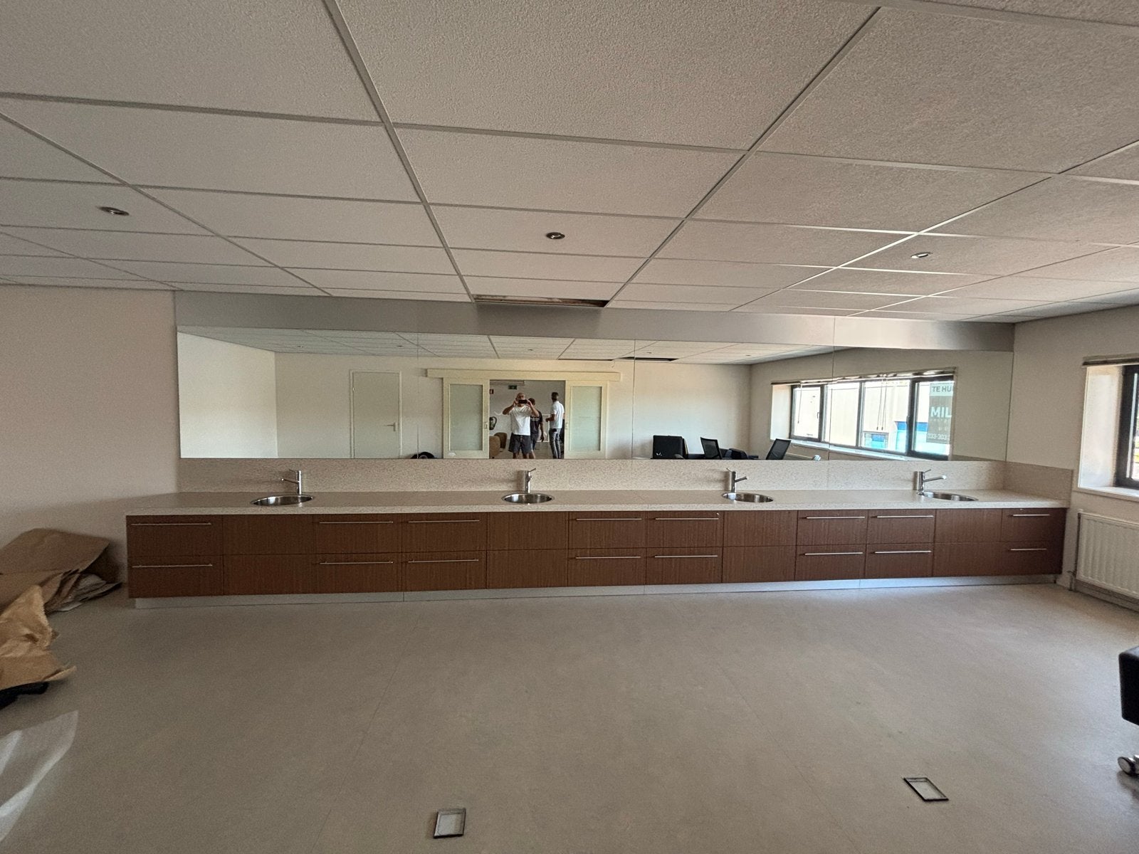 Luxe wastafelmeubel met 5 wasbakken en spiegelwand, Ophalen, Zo goed als nieuw