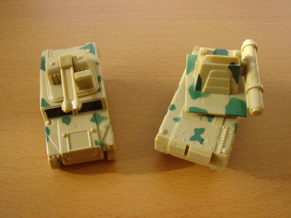 2x leger camouflage tanks, Ophalen of Verzenden, Gebruikt