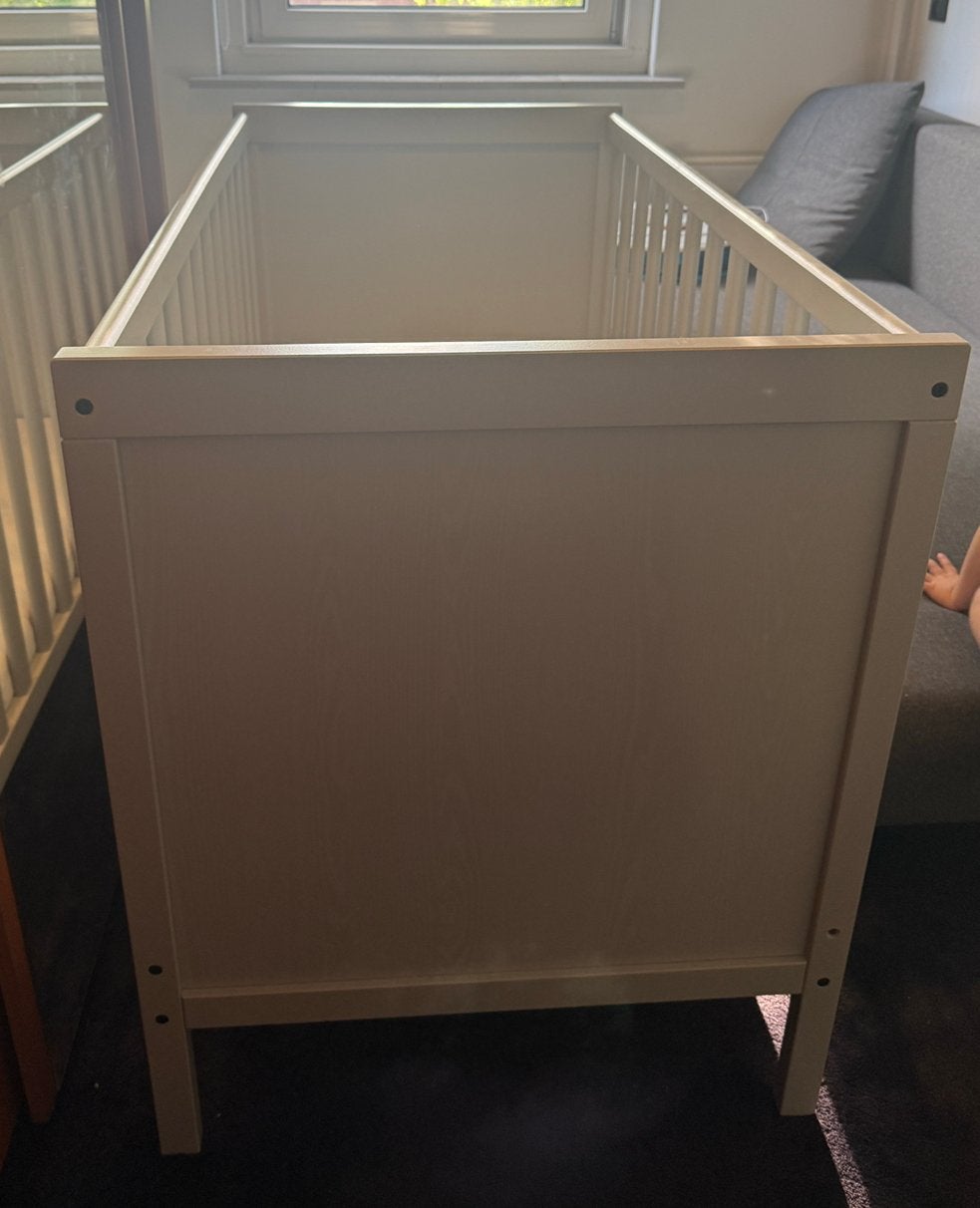 Ledikant/babybed 60x120 cm Lichtgrijs + Matras, Ophalen, Lattenbodem, Zo goed als nieuw, Minder dan 140 cm