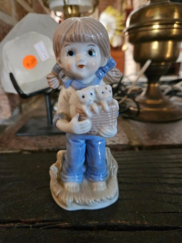 Beeldje meisje met mandje kittens blauw wit, Ophalen of Verzenden, Zo goed als nieuw, Mens