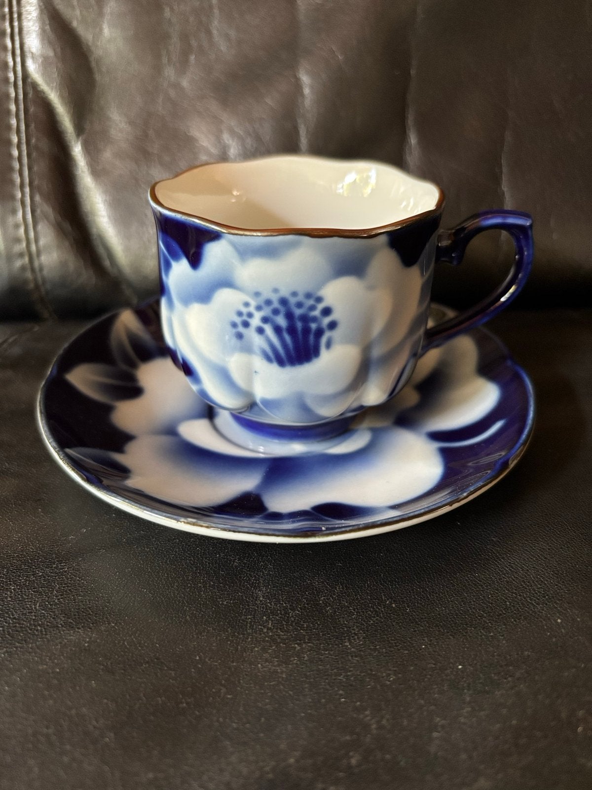 Hand Spray In Glaze Kop en Schotel - Blauw/Wit Bloem, Antiek en Kunst, Ophalen of Verzenden