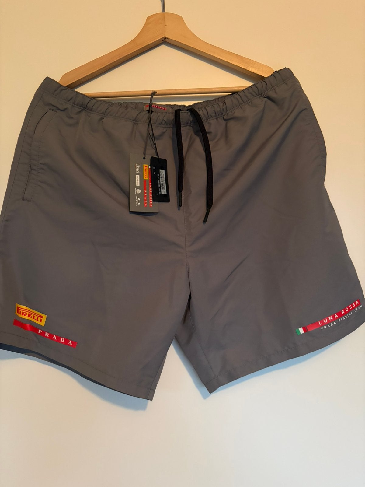 Prada Sport Luna Rossa Pirelli zwembroek, Kleding | Heren, Verzenden, Maat 52/54 (L), Grijs, Zwemshort