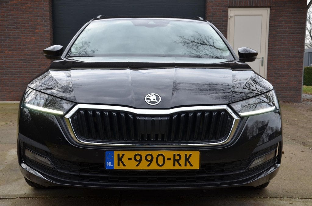 Skoda Octavia Combi 1.0 e-TSI Business Edition Automaat/Navi, Auto's, Skoda, Stof, Gebruikt, Zwart, 19 km/l