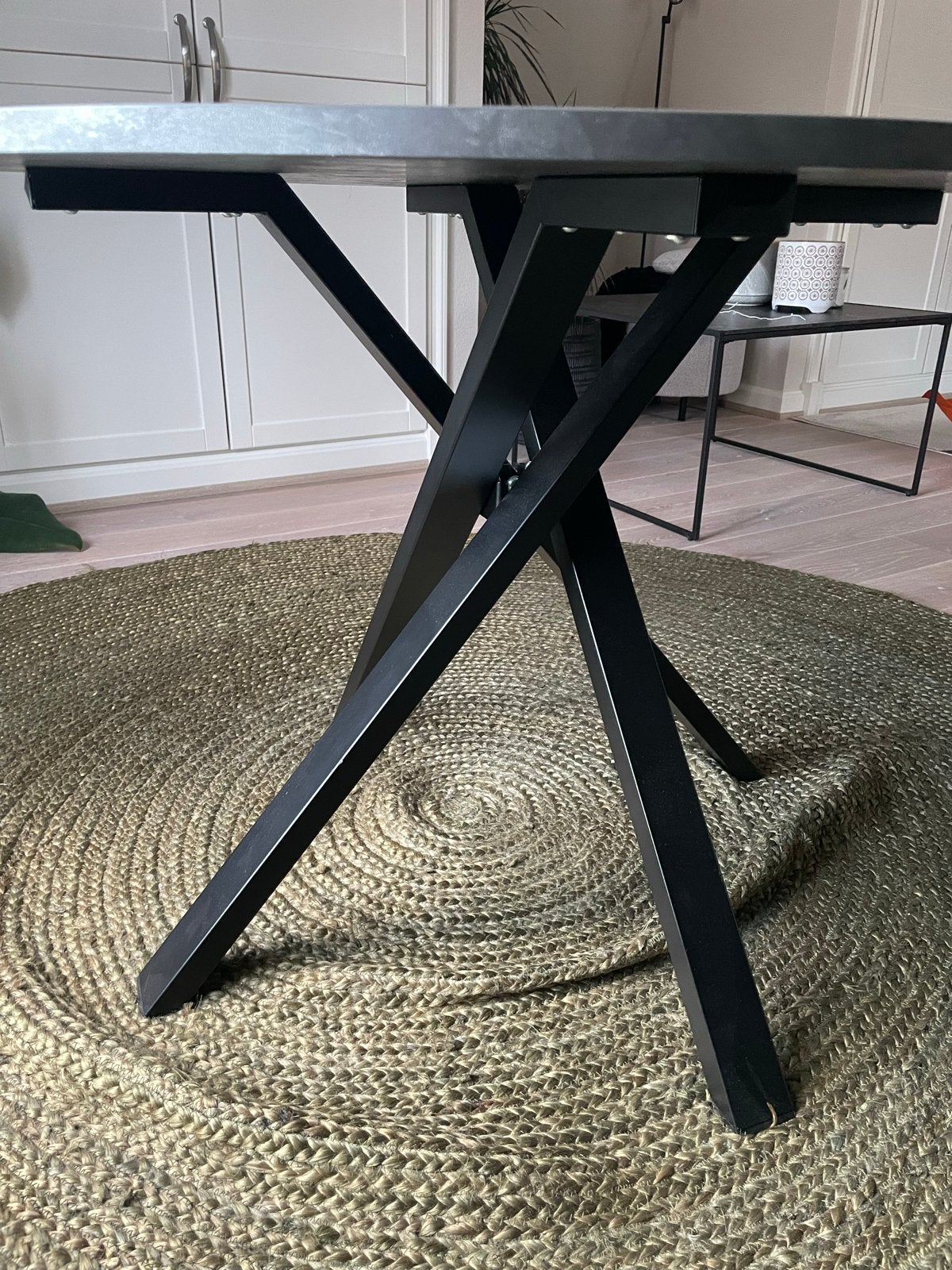 Moderne ronde eettafel met zwart metalen onderstel, Ophalen, Gebruikt, 100 tot 150 cm, Rond