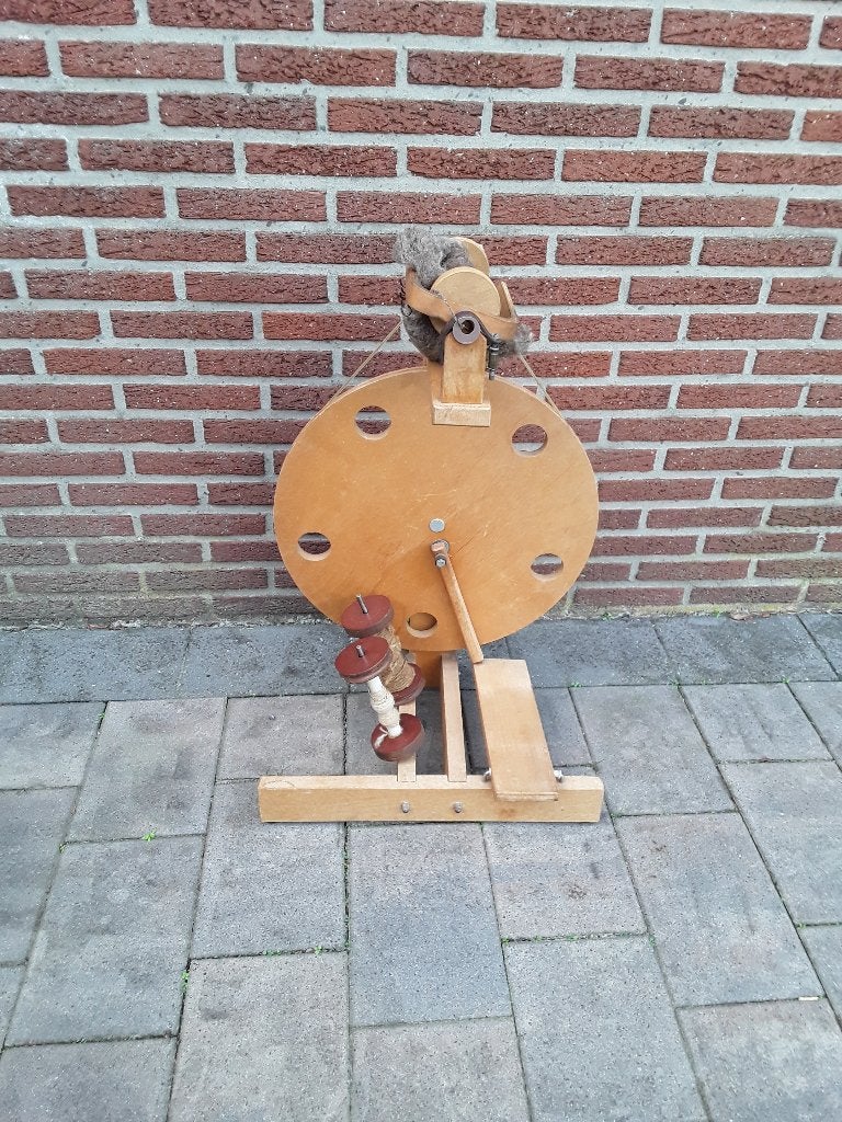 spinnenwielen en louet kaardmolen en 4 zakken schapenwol, Ophalen of Verzenden, Gebruikt, Spinnewiel