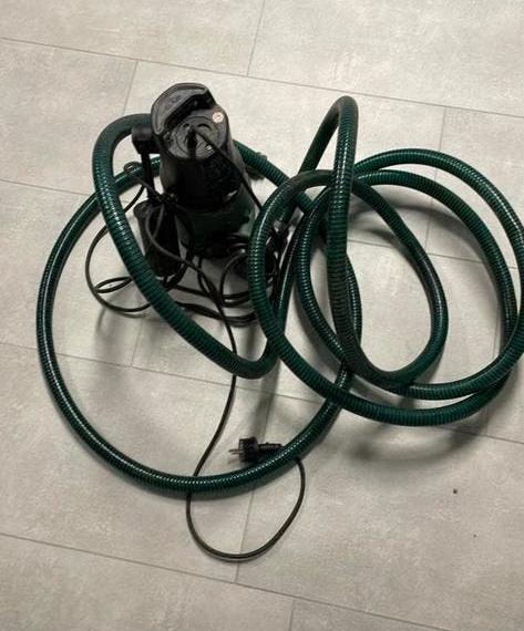 DAB Feka dompelpomp 600 MA incl afvoerslang, Tuin en Terras, Tuinslangen, Zo goed als nieuw, Tuinslang, Ophalen